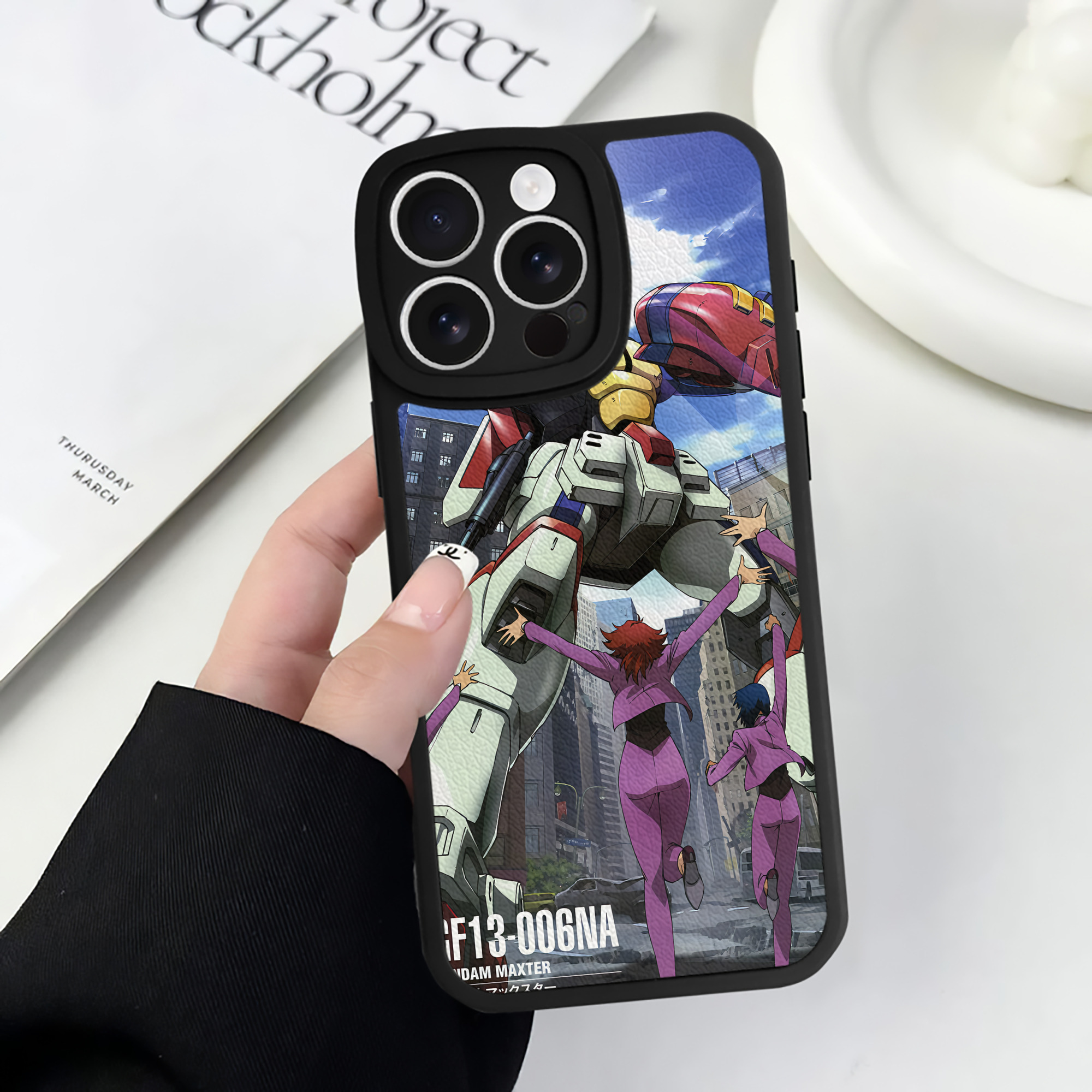（画像用） 機動戦士ガンダム Mobile Suit Gundam 【iPhone 16シリーズ対応】シリコンスマホケース（レザー調） 材質：シリコン